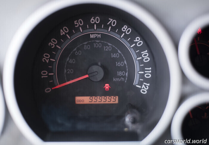Consiguió Un Toyota Gratis Después De 1 Millón De Millas Ahora Volvió A Alcanzar El Millón | Carscoops